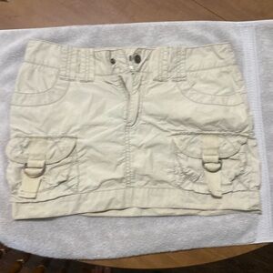 American Eagle hip hugging cargo skirt. Straight out of the early 2000’s .